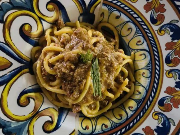 Bigoli al ragù d'anatra su un piatto dipinto – Locanda degli Scaligeri, Verona