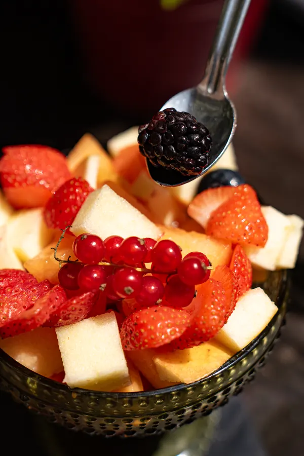 Coppa di frutta fresca con frutti di bosco – Locanda degli Scaligeri, Verona