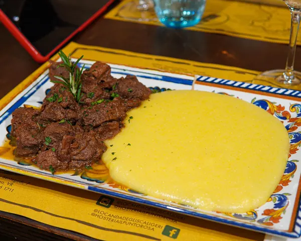 Pastissada de caval con polenta, piatto tipico veronese – Locanda degli Scaligeri, Verona