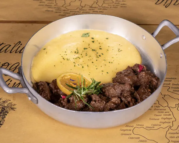 Pastissada con polenta servita nel tegame – Locanda degli Scaligeri, Verona