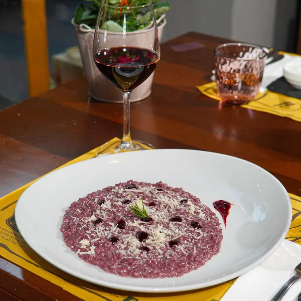 Risotto all'Amarone con un calice di vino rosso – Locanda degli Scaligeri, Verona
