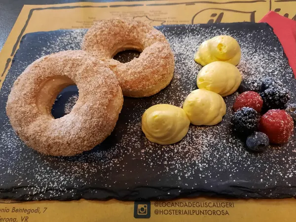 Sfogliatine di Verona con crema e frutti di bosco – Locanda degli Scaligeri, Verona