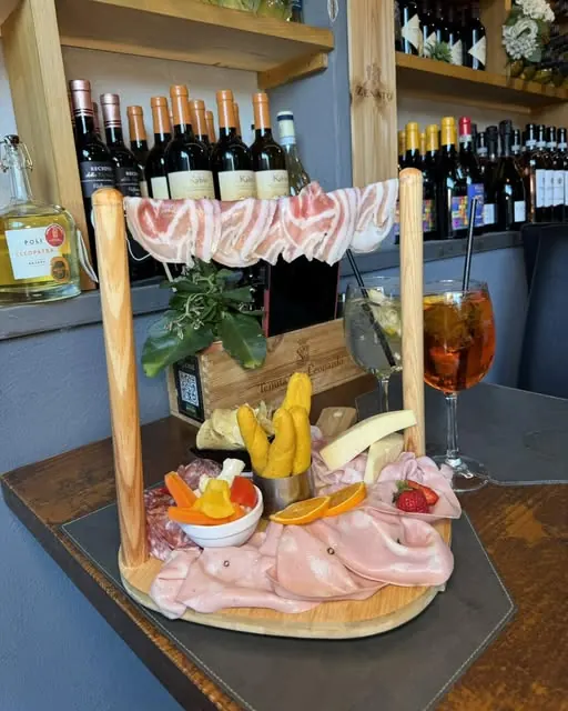 Tagliere di salumi e formaggi sull'alzata, con lo spritz – Locanda degli Scaligeri, Verona
