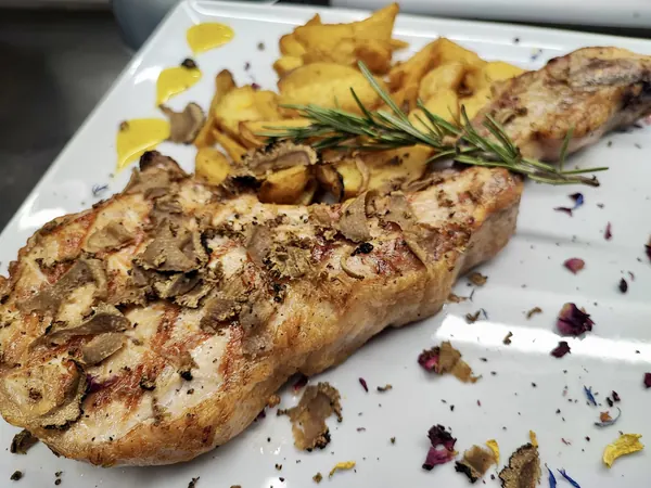 Tomahawk di maialino alla griglia con patate e rosmarino – Locanda degli Scaligeri, Verona