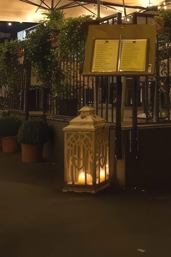 La lanterna accesa all'ingresso del dehors della Locanda degli Scaligeri, la sera